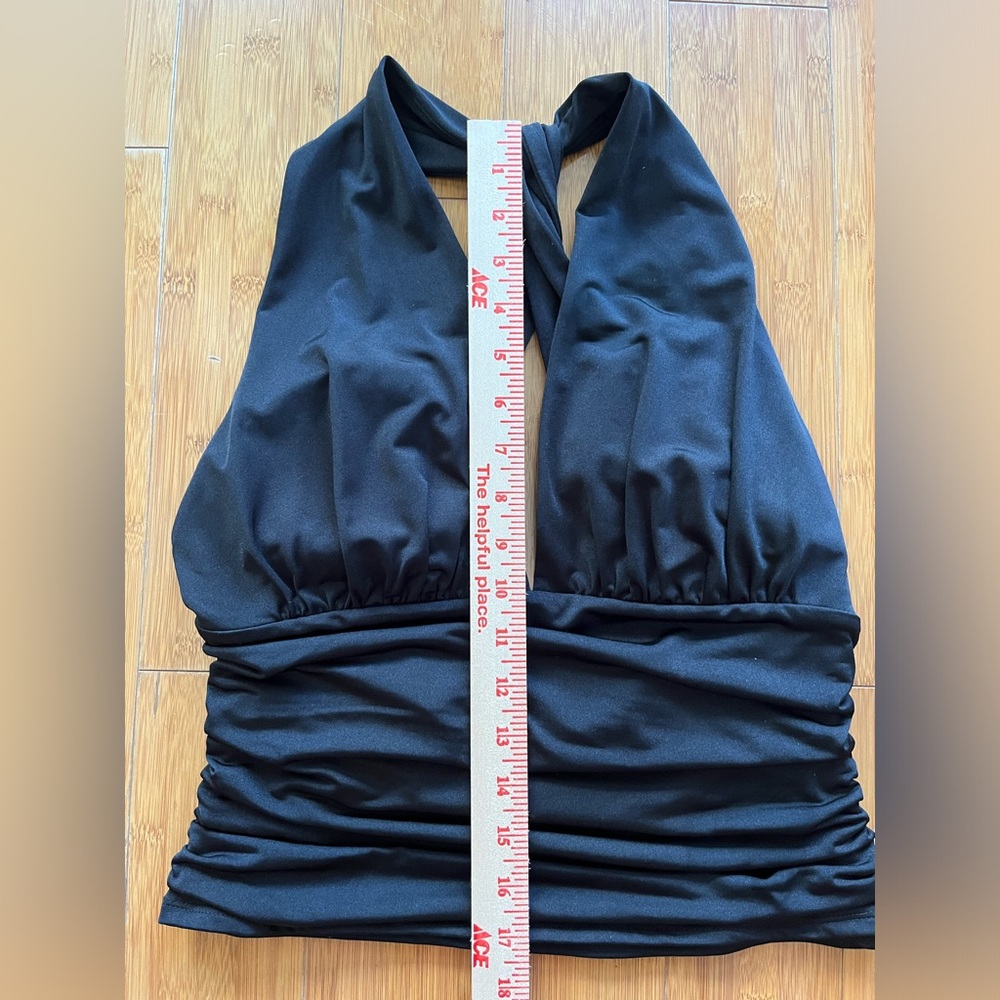 Guess halter top with pads. Medium. - Picture 3 of 13